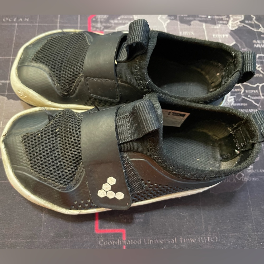 Kids Vivobarefoot Barefoot sneaker, size 8